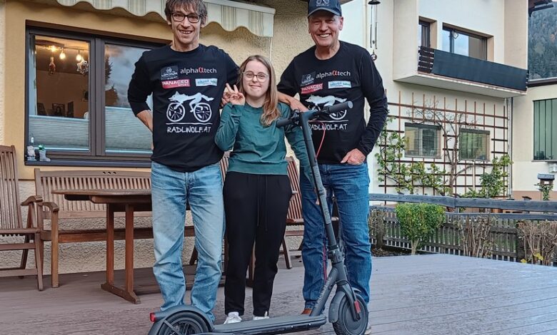 Michi Kurz und Radlwolf freuen sich mit Theresia Catharina über den neuen E-Scooter © Radlwolf