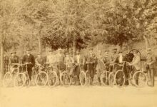 Der Radfahrclub Velden im Jahr 1897. Frauen waren damals bei Radfahrvereinen noch in der Minderheit. © Archiv der Marktgemeinde Velden