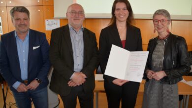 Vereinssekretär Thomas Zeloth, Vereinsdirektor Wilhelm Wadl, Historikerin Andrea Ettinger und Landeshauptmann-Stellvertreterin Gaby Schaunig (von links nach rechts) © Geschichtsverein für Kärnten/Friedrich Hössl