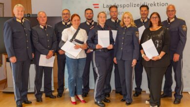 Landespolizeidirektor-Stellvertreter Hofrat Markus Plazer, Chefinspektor Gottfried Zötsch, Chefinspektor Alfred Rauscher, Chefinspektorin Iris Brandstätter, Kontrollinspektor Andreas Maurer, Kontrollinspektorin Nicole Lepuschitz, Chefinspektor Wolfgang Gasser, Landespolizeidirektorin Michaela Kohlweiß, Kontrollinspektor Michael Mikosch, Amtsdirektorin Alexandra Krassnig und Landespolizeidirektor-Stellvertreter Generalmajor Arthur Lamprecht © LPD Kärnten